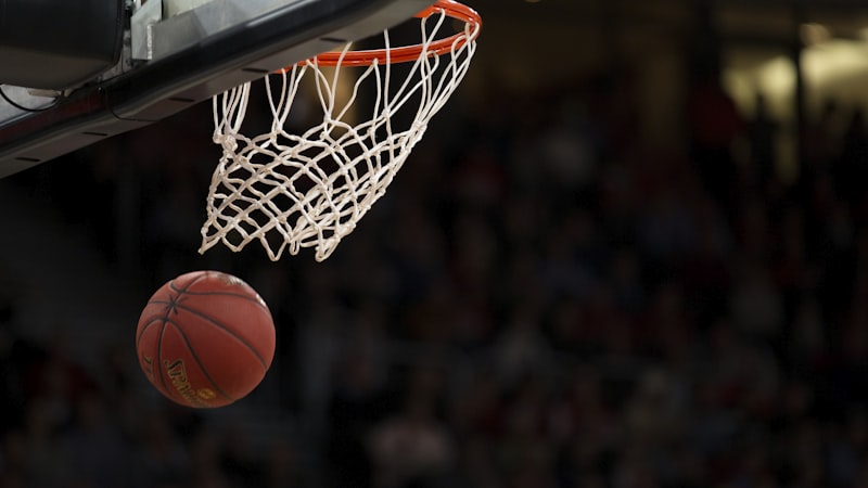 NBA季后赛湖人队对阵勇士队的比赛预测与数据分析图片 - 篮球扣篮瞬间